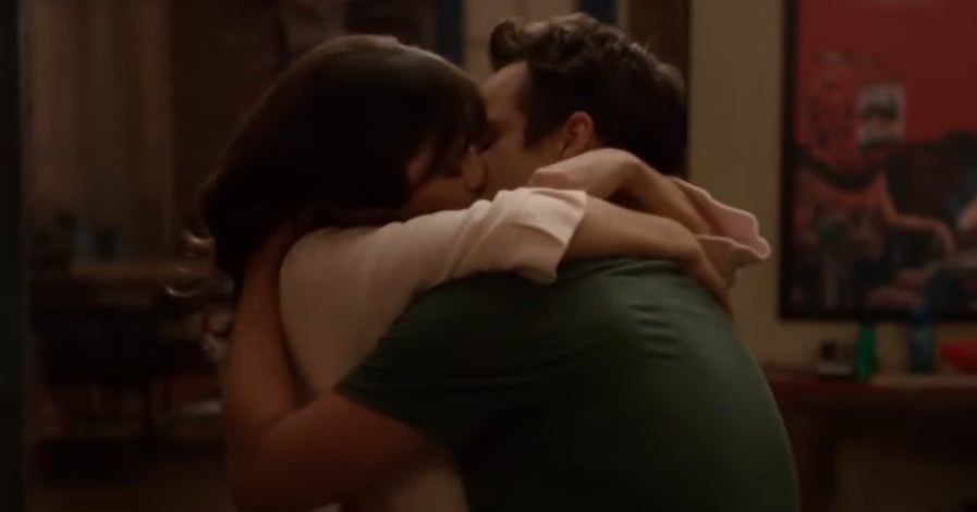 16 Comedy Series Kisses That Were Just As Sizzling As Any "Bridgerton" Scene