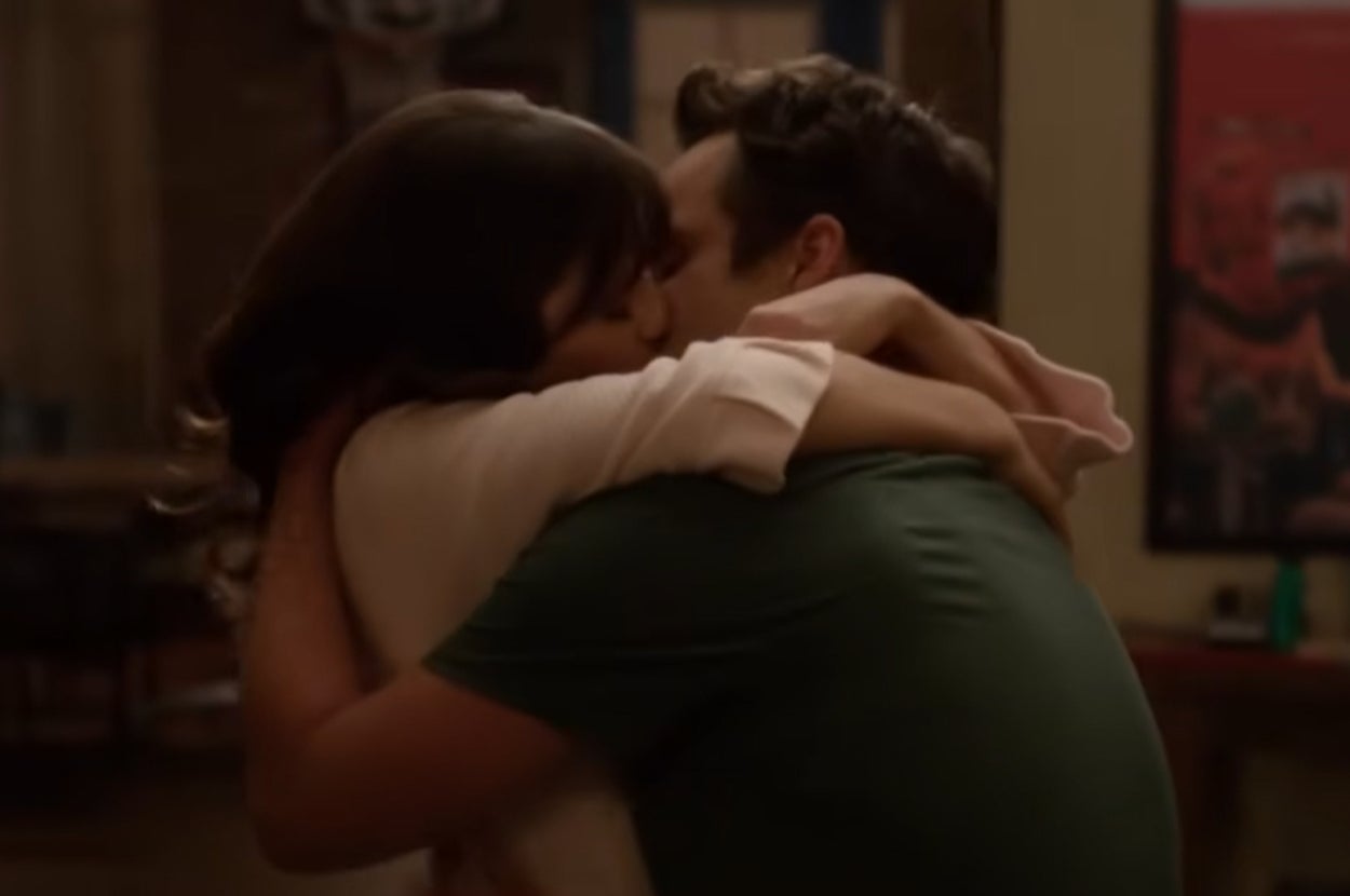 16 Comedy Series Kisses That Were Just As Sizzling As Any "Bridgerton" Scene
