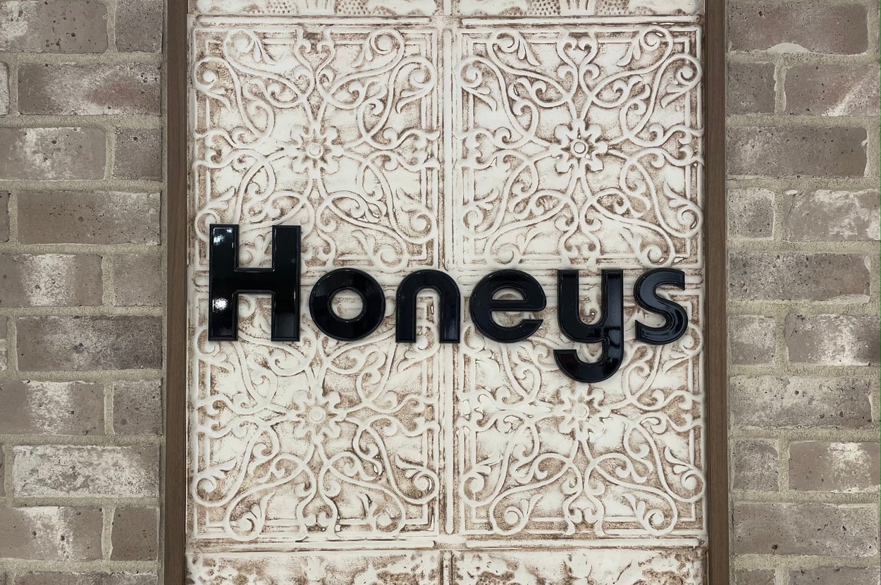 Honeys(ハニーズ)の看板
