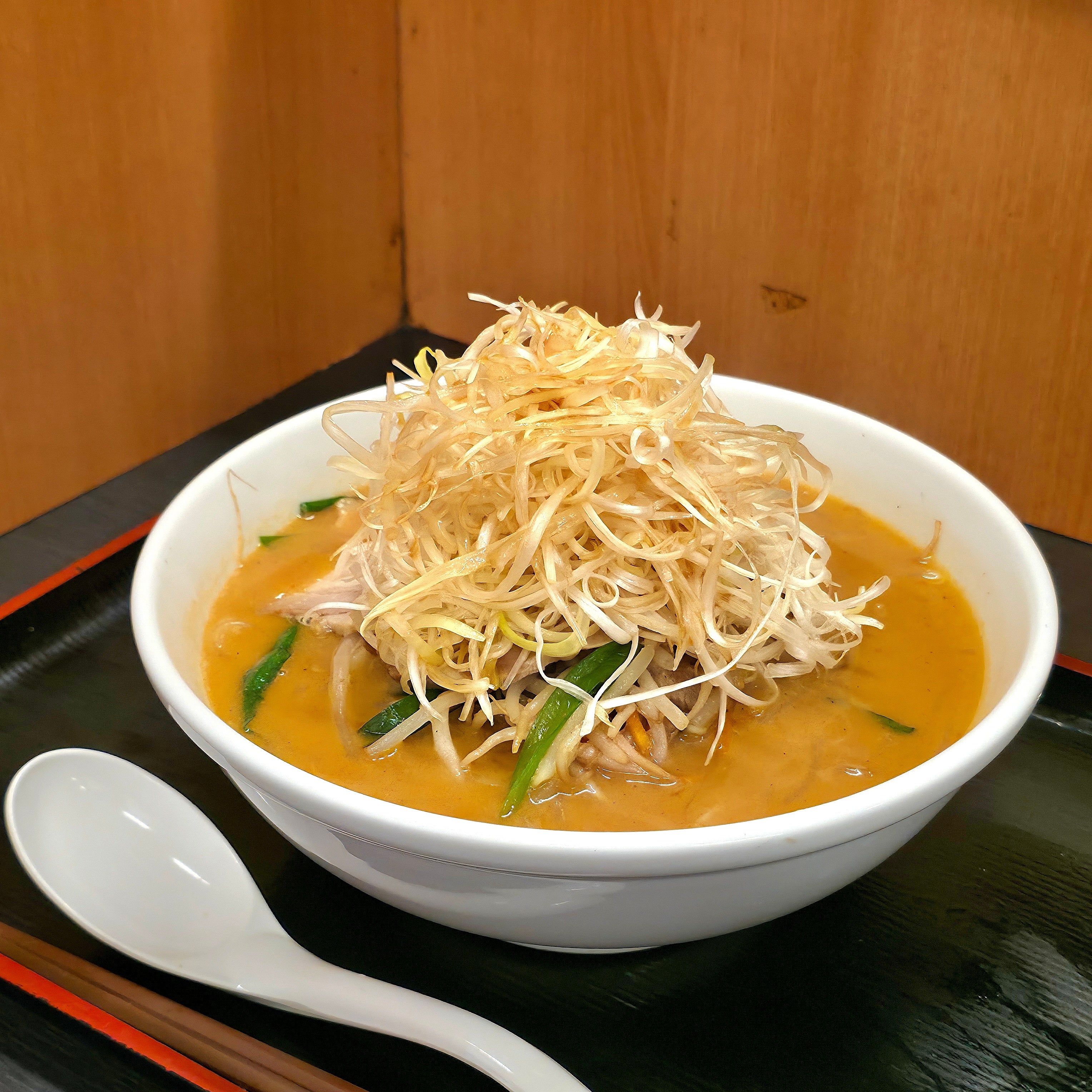日高屋の「ボリューム満点ラーメン」ネギてんこ盛りすぎて笑った