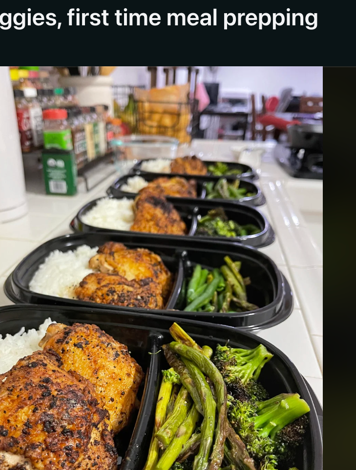 Et Reddit -innlegg med tittelen & quot; Rice, Chicken and Veggies, First Time Meal Prepping & quot; viser måltidsbrett med kokt kylling, ris og grønnsaker