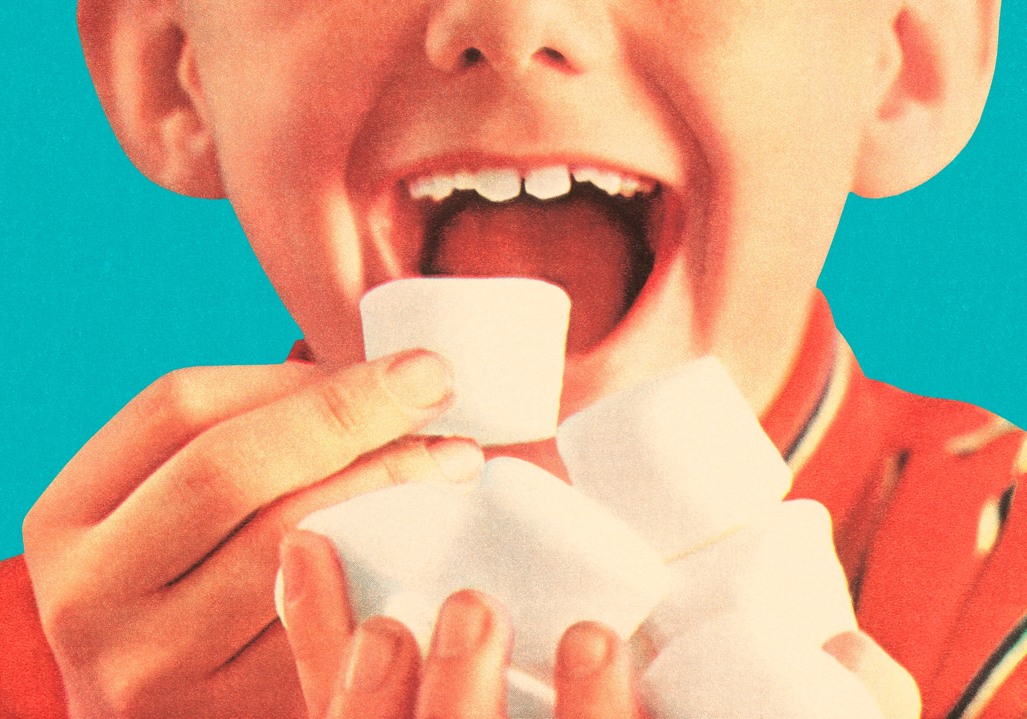 Barnet holder lykkelig og spiser marshmallows, smiler bredt