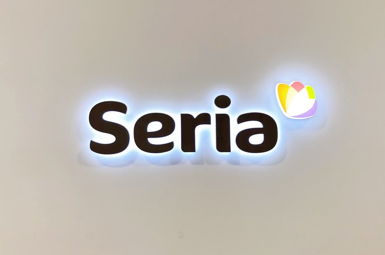 「Seria」と書かれたロゴが壁に表示されています。