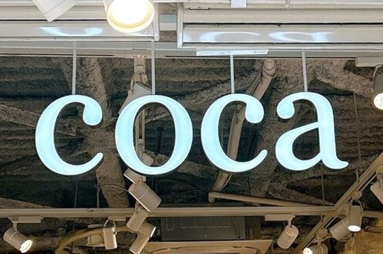店内に「coca」と書かれた看板とマネキンが並んでいます。