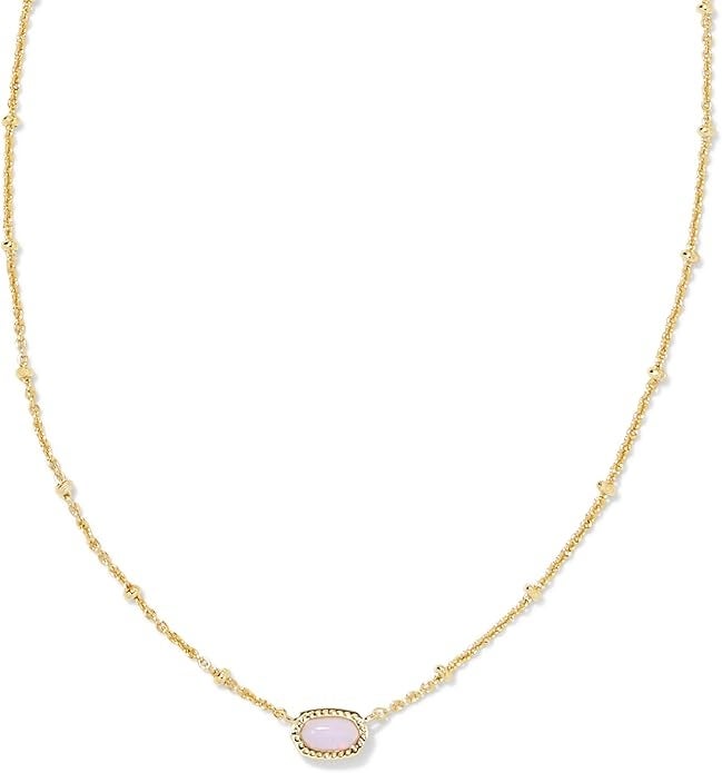 Elegant necklace with a delicate concatenation  and a single, oval-shaped pinkish  chromatic  pendant, suitable for a stylish, minimalist look