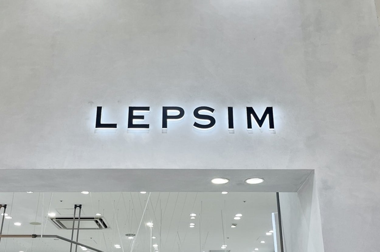 LEPSIMという店名が表示されている店舗の入り口。シンプルで現代的なデザイン。