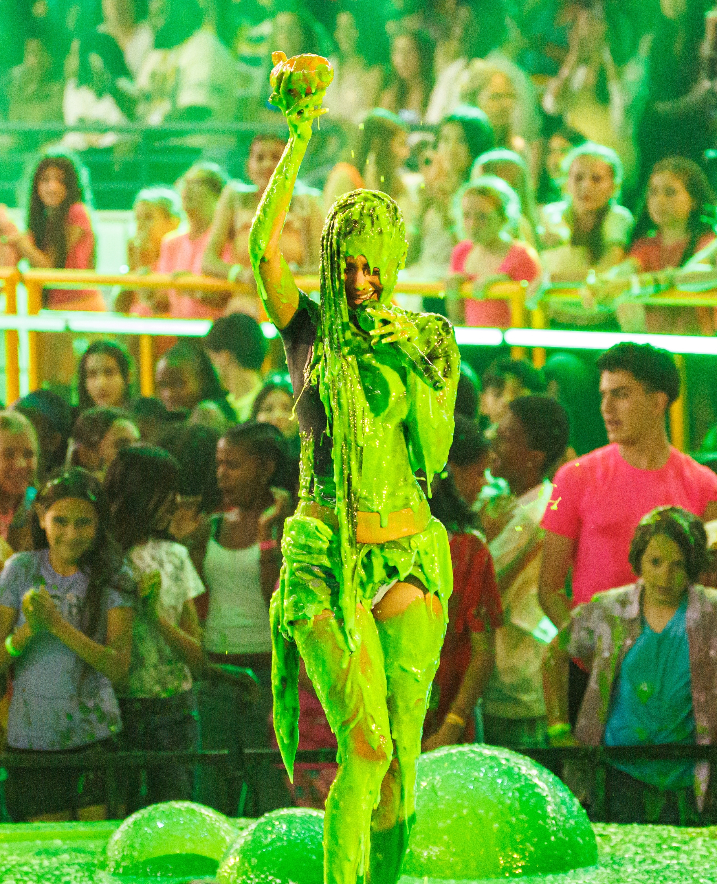 頭からスライムが流れてる…人気インフルエンサーの奇抜な衣装に