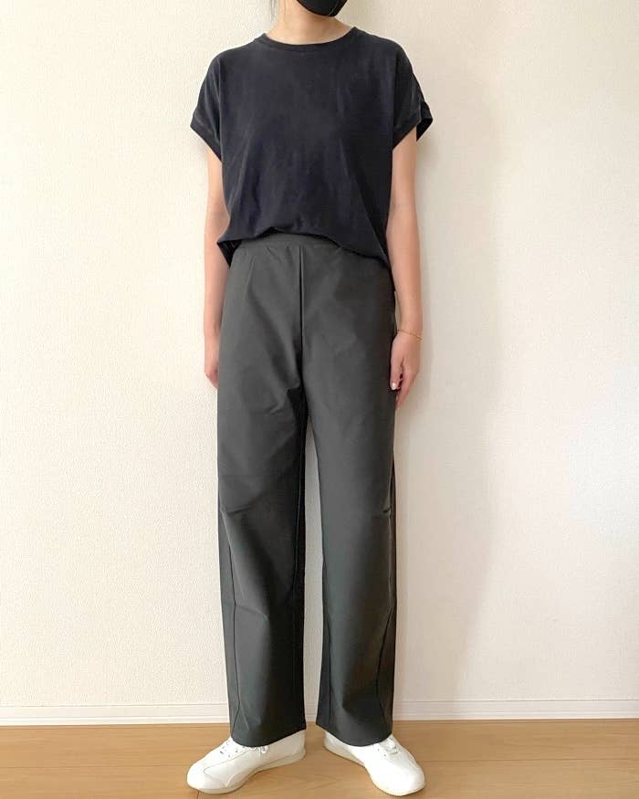 ユニクロの「ジャージーカーブパンツ」