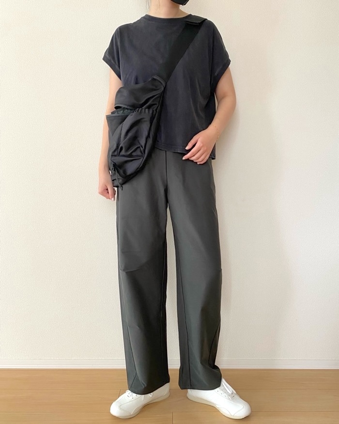 ユニクロの「ジャージーカーブパンツ」