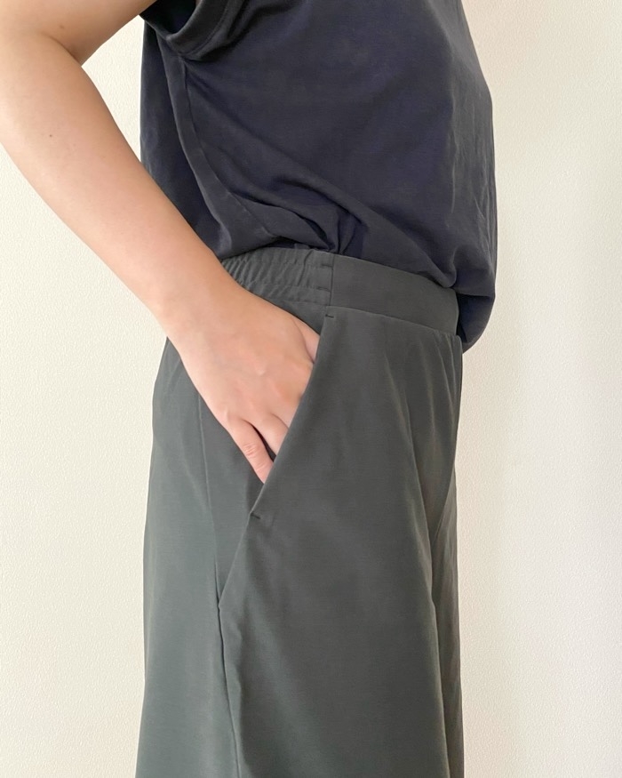 ユニクロの「ジャージーカーブパンツ」