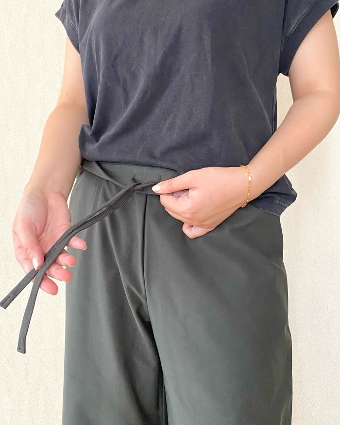 ユニクロの「ジャージーカーブパンツ」