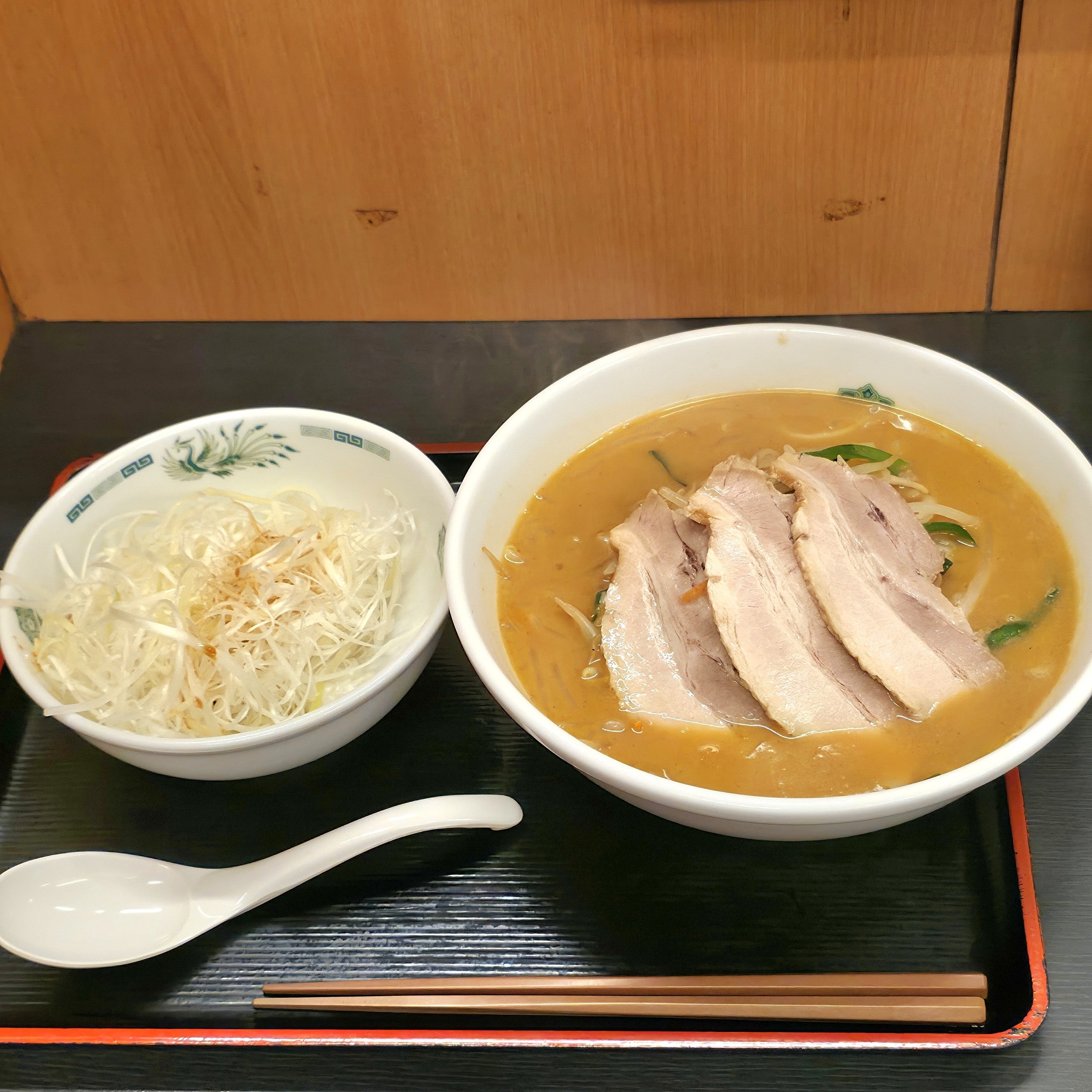 日高屋の「ボリューム満点ラーメン」ネギてんこ盛りすぎて笑った