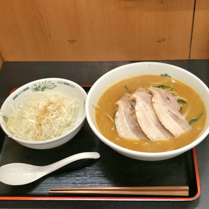 日高屋の「ボリューム満点ラーメン」ネギてんこ盛りすぎて笑った 