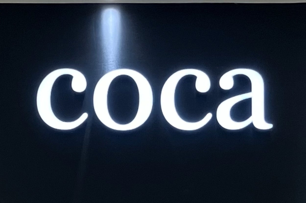 看板に「coca」という文字が表示されています。
