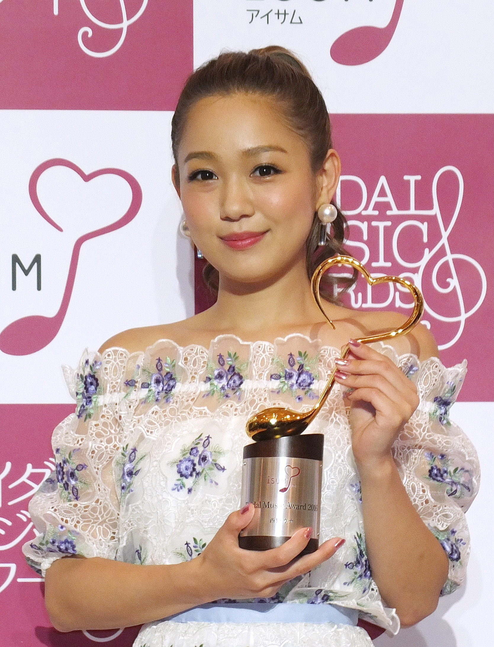 バレないの！？」西野カナの“プチ旅行”ショットに驚きの声「普通に街中