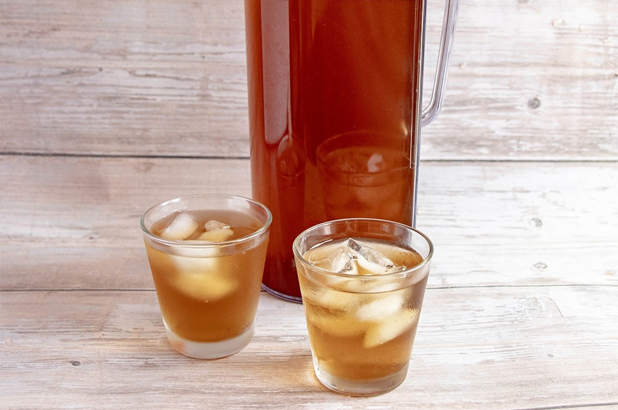 ピッチャーに注がれた冷たい麦茶と角氷入りの2つのグラスが並べられたテーブル。