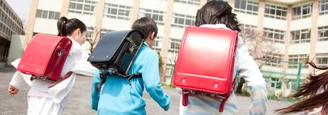 登下校中の小学生のイメージ画像（Paylessimages / Getty Images/iStockphoto）