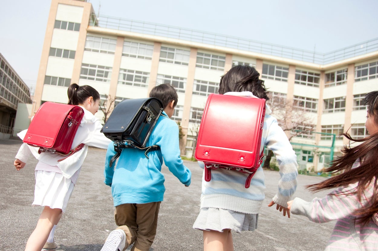 登下校中の小学生のイメージ画像(Paylessimages / Getty Images/iStockphoto)