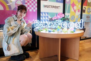BuzzFeed Japanのロゴと景井ひなさんの2ショット(撮影:BuzzFeed Japan)
