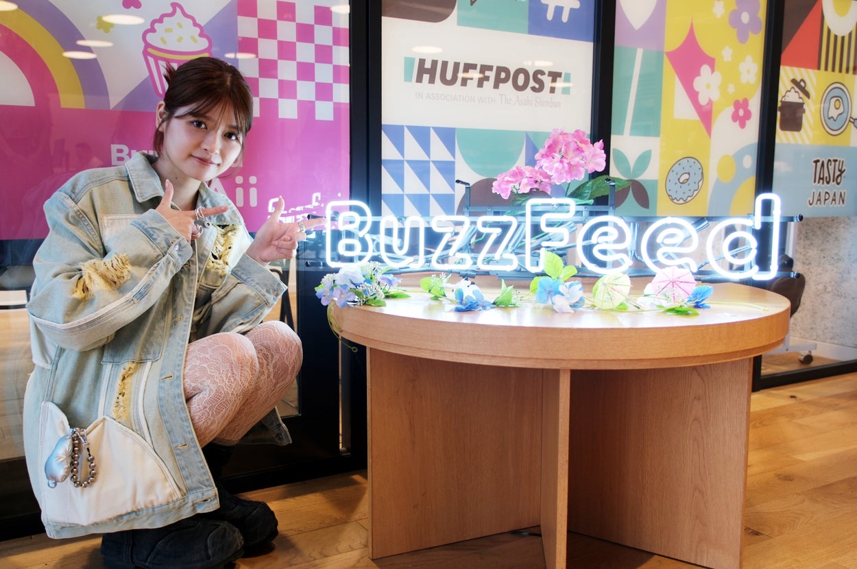 BuzzFeed Japanのロゴと景井ひなさんの2ショット（撮影：BuzzFeed Japan）