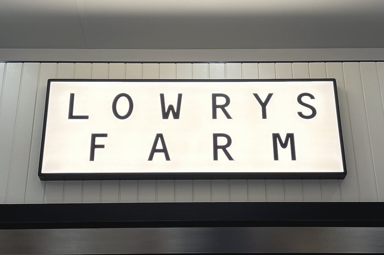 LOWRYS FARMと表示された看板。