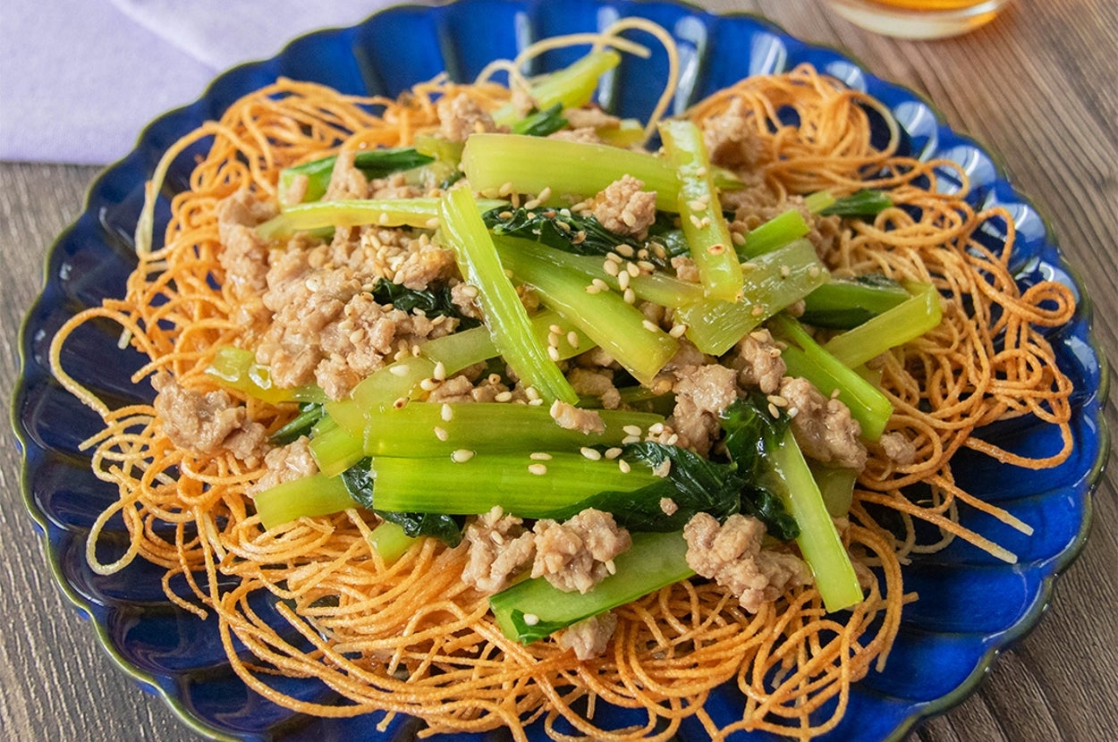 皿に盛られた揚げそうめんと小松菜、豚ひき肉を使った料理。