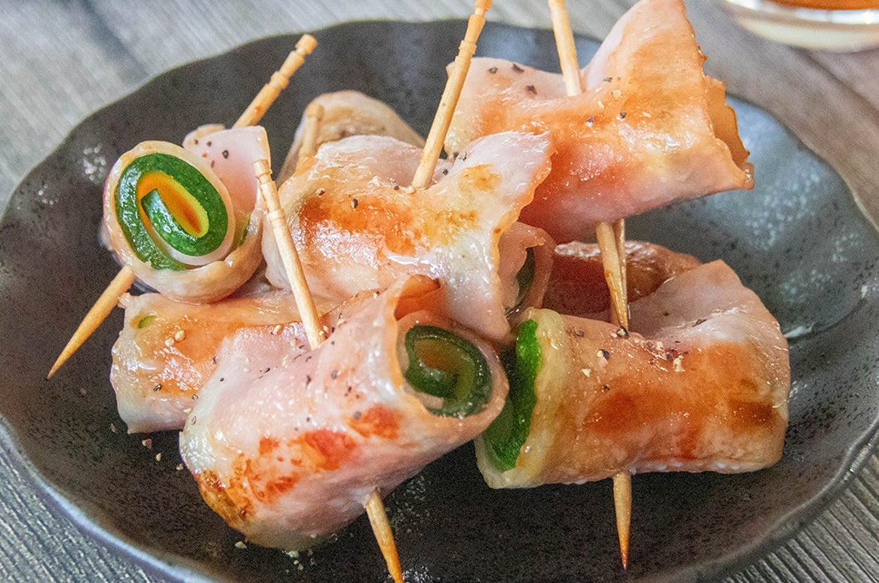 ベーコンとズッキーニのスライスを巻いて焼いた串。