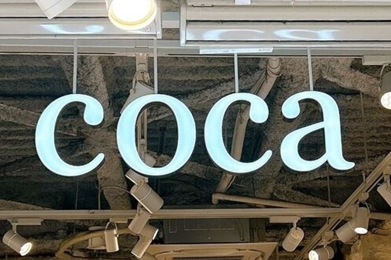 ファッションブランド「coca」の店頭ディスプレイとマネキン。店名が目立つ。