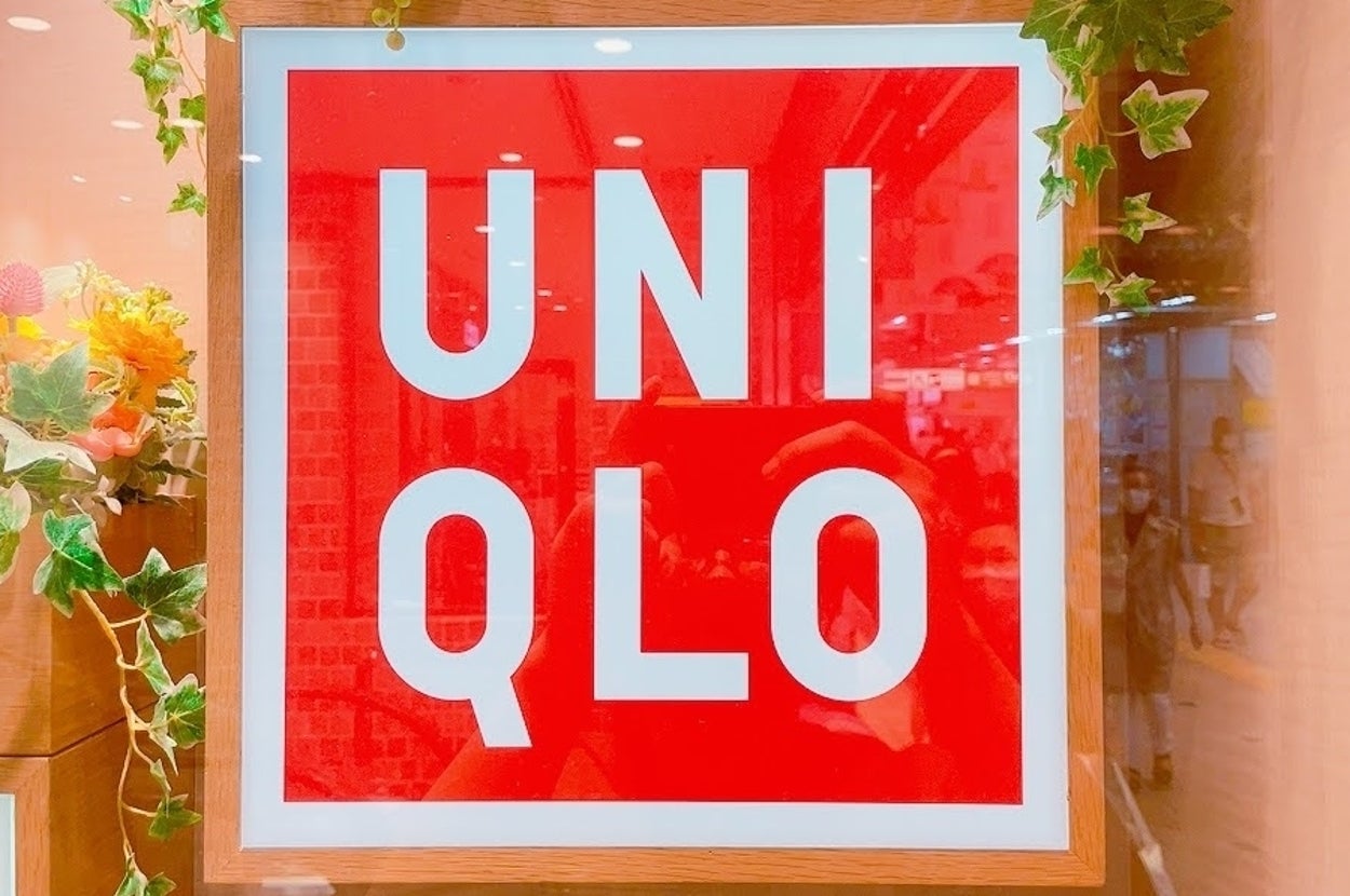 UNIQLO store sign with decorative plants around the frame