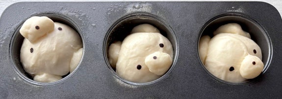 くまの形をしたパン生地がマフィン型に入っています。かわいらしいデザイン。