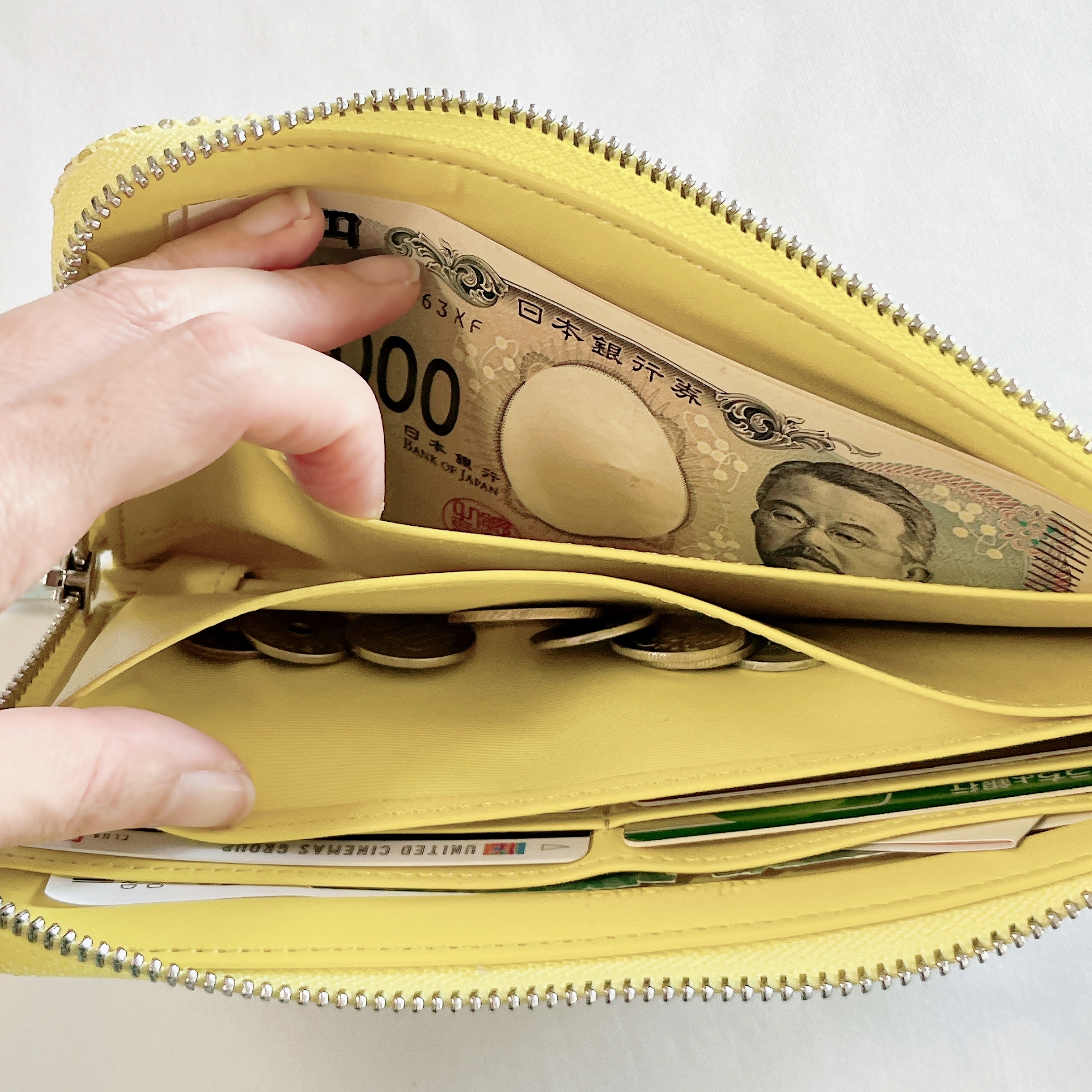 4400円→1760円は破格すぎ…！ニコアンドの『手ぶらで持てる財布