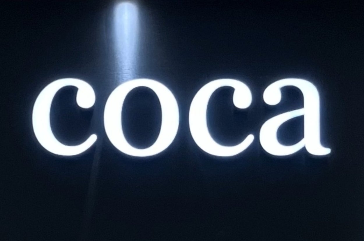 画像に「coca」と書かれた光る看板。