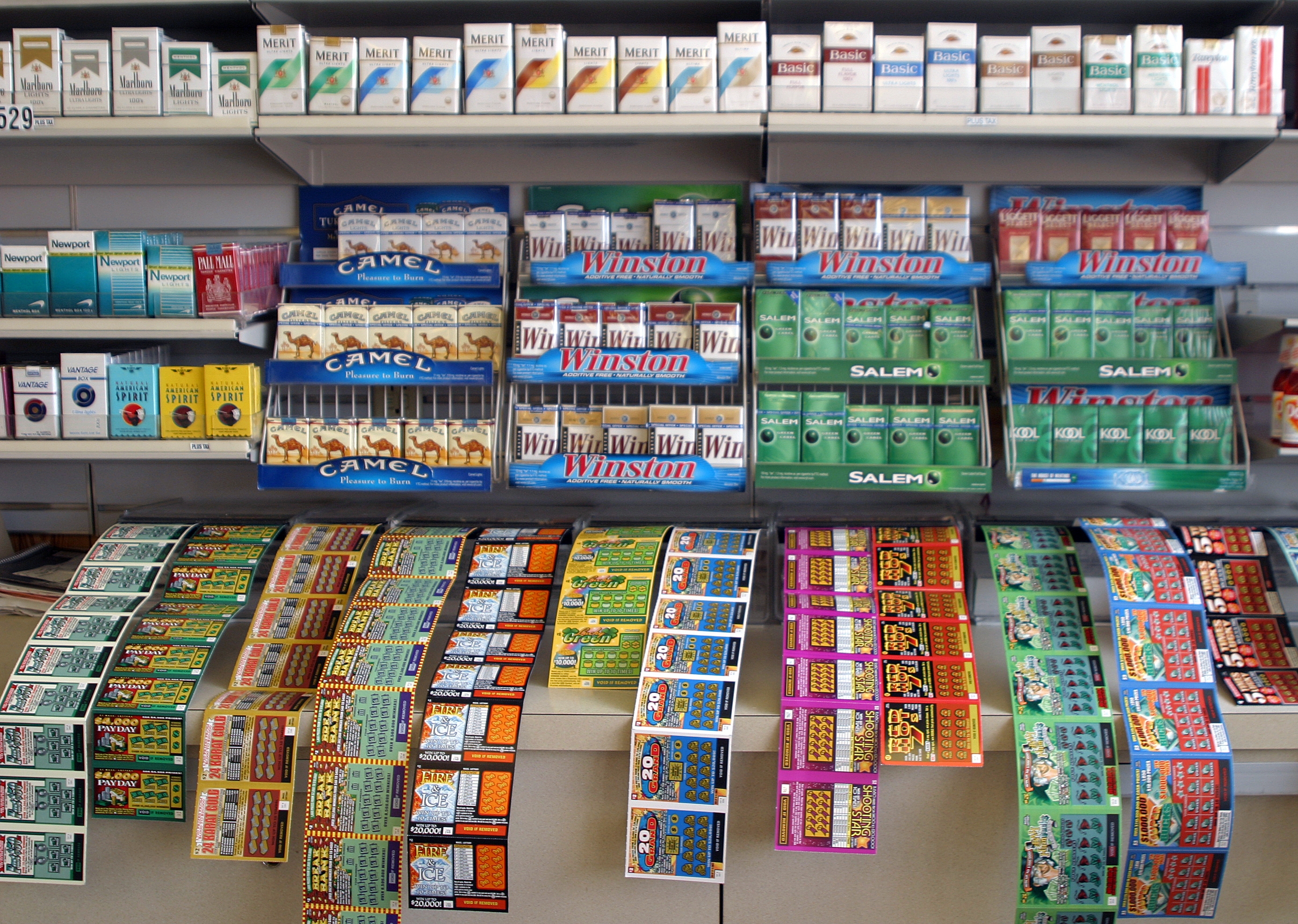 Hyller lager med sigarettpakker og fargerike lodd