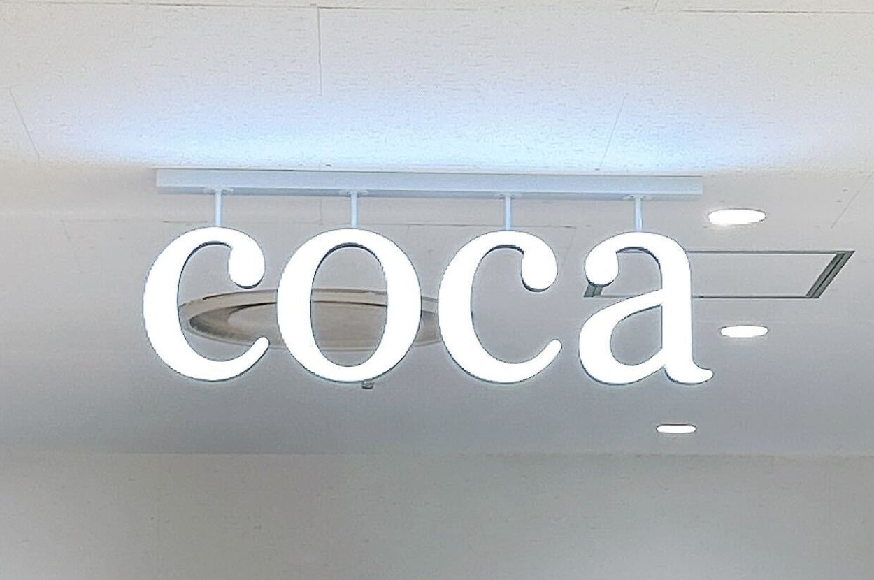 coca(コカ)の看板