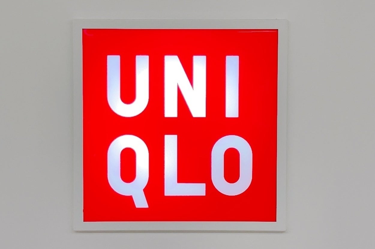 ユニクロのロゴが展示されています。