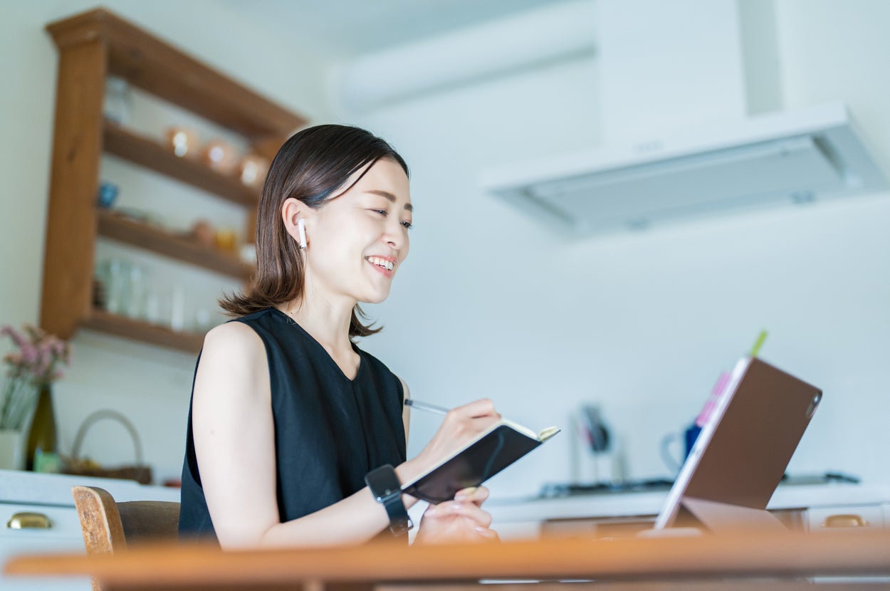 副業・兼業をしている人のイメージ画像(Maruco / Getty Images/iStockphoto)