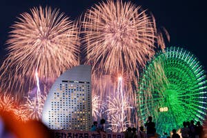 「みなとみらいスマートフェスティバル2023」で打ち上げられた花火=2023年7月31日、横浜市内(時事)