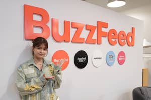 BuzzFeed Japanのロゴ前に立つ景井ひなさん