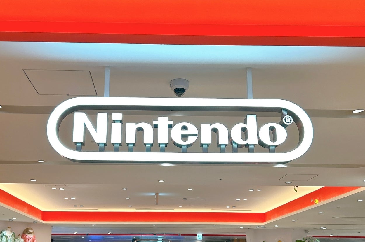 多くの人々が集まるNintendoストアの入り口。上部に大きな「Nintendo」の看板が見える。