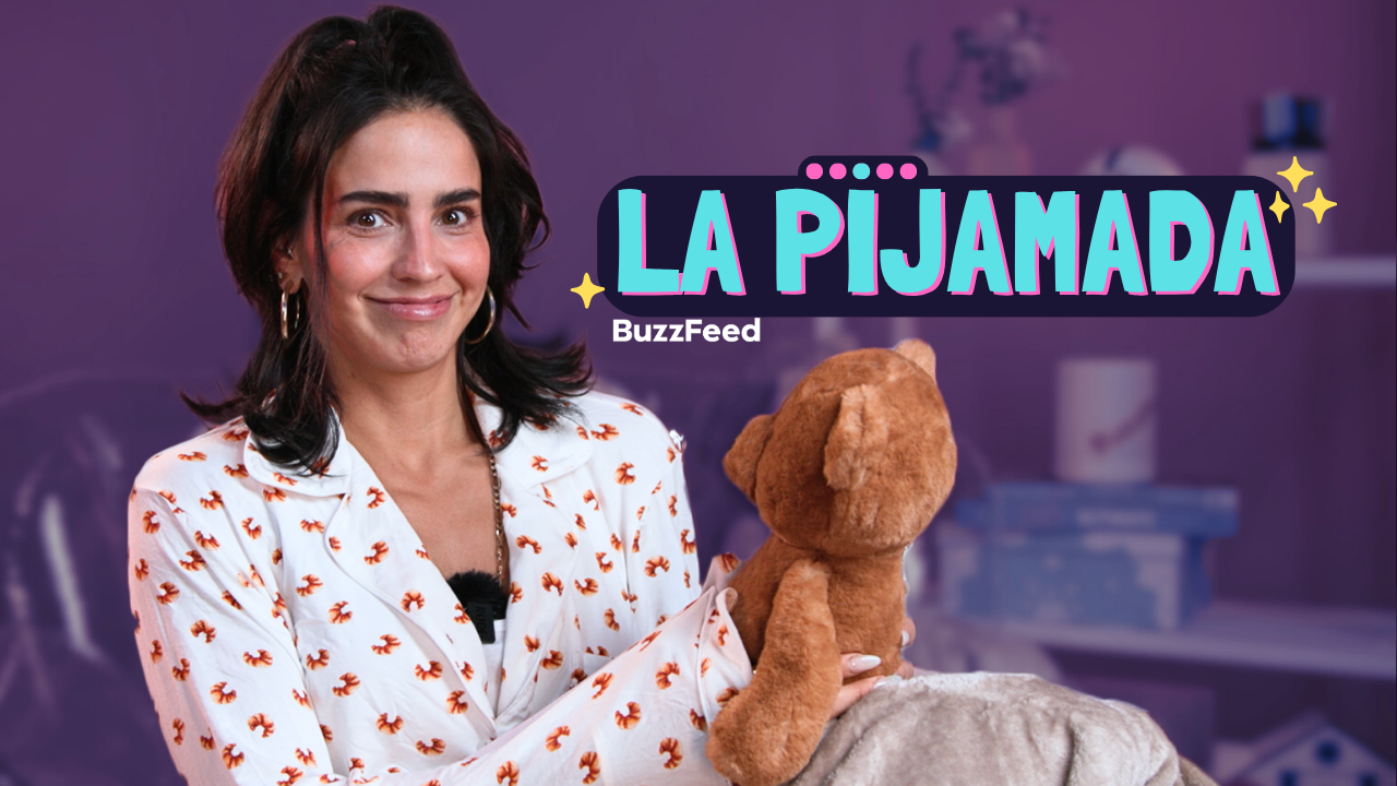 Persona sentada con pijama estampada de dibujos, sosteniendo un peluche. Texto en la imagen: "La Pijamada" y "BuzzFeed". Fondo con decoración