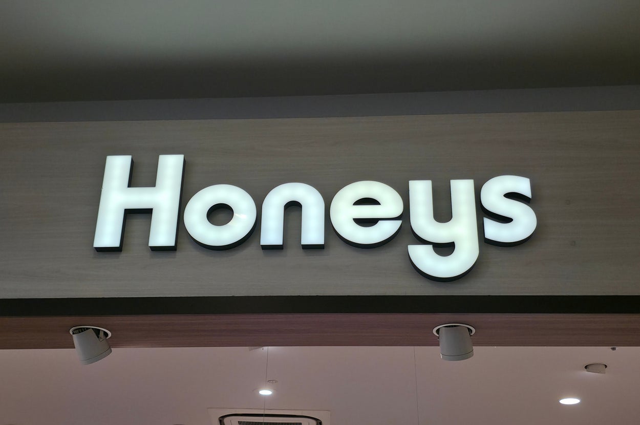 ショップの看板に「Honeys」というブランド名が表示されています。