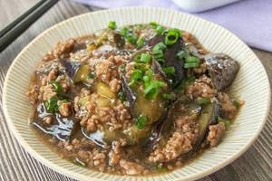 なすのそぼろ煮が皿に盛られており、小ネギが上にのっている。