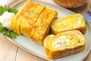 和風卵焼きの盛り合わせと味噌汁が木のテーブルに並んでいる。
