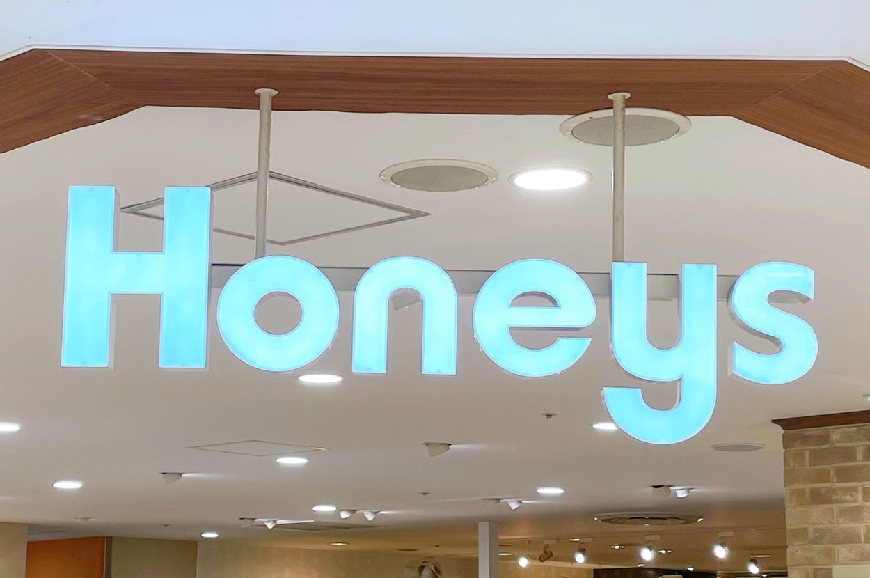 ショッピングモールの店内風景、女性向け衣料品が展示されている。上部に「Honeys」看板がある。