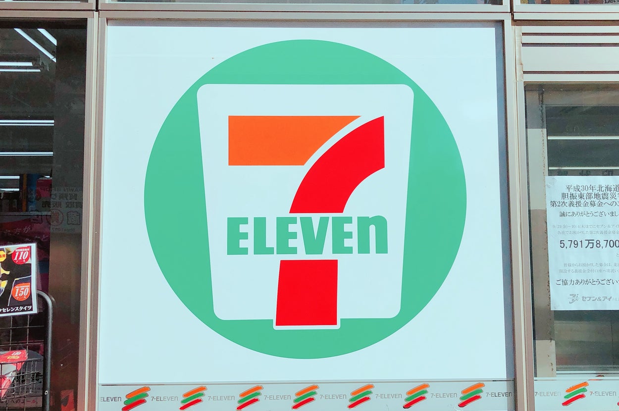セブンイレブンの店舗外観に大きなロゴマーク。