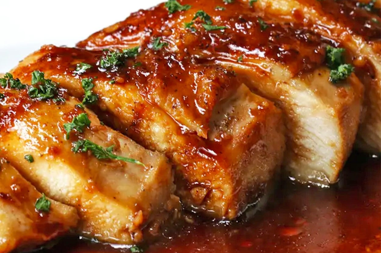 照り焼きソースでコーティングされた切り分けられたチキンが皿に盛られている。