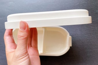 三好製作所 GEL-COOL（ジェルクール）ランチボックスの蓋部分を手に持っている様子
