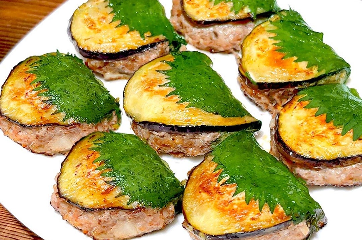 皿に盛られた肉とシソ、ナスを使った和風料理。