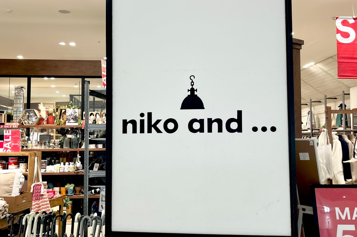 大型ショッピングモール内にある「niko and ...」の店舗看板。背景に雑貨や衣類が並ぶ店内が見える。