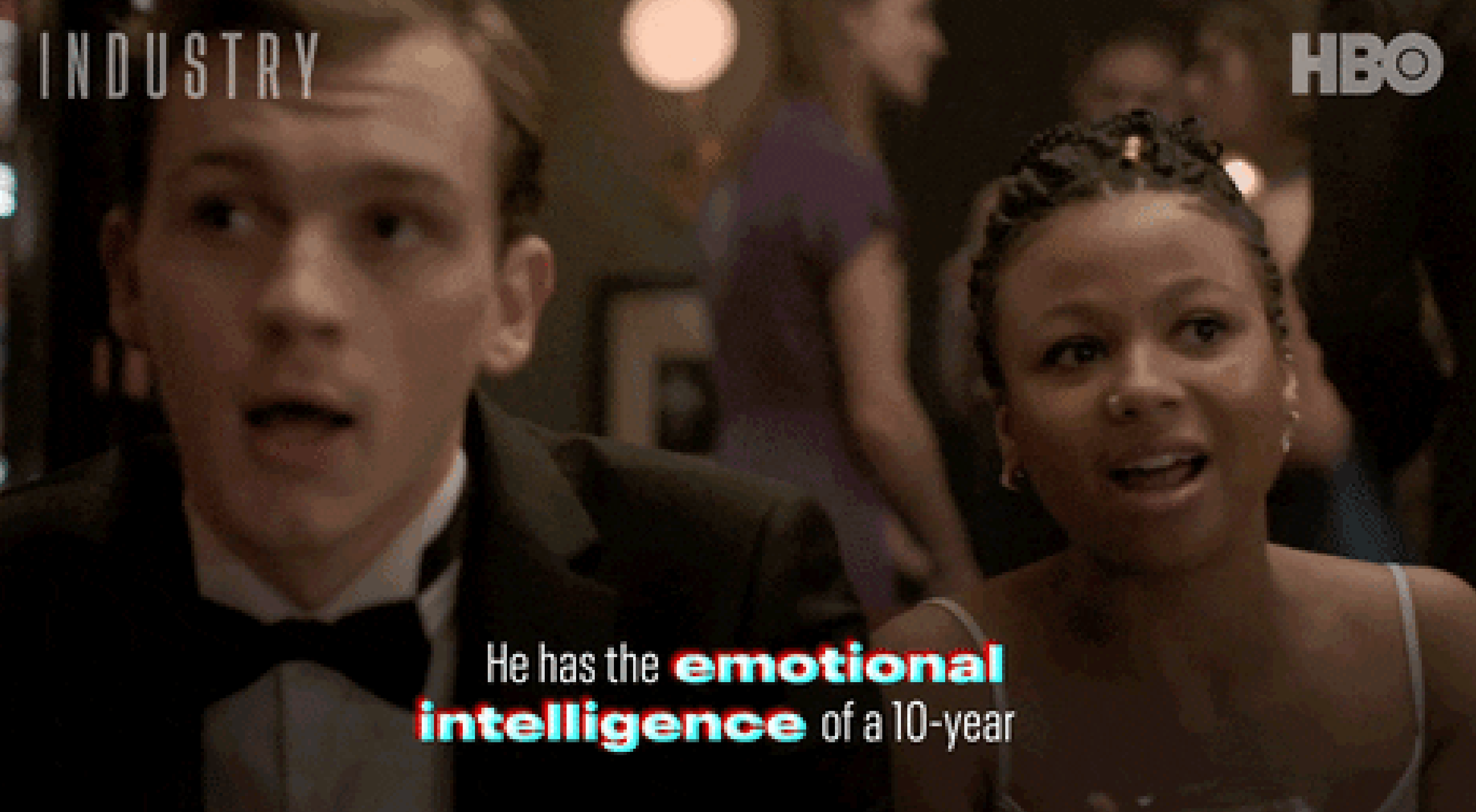 En mann i en smoking og en kvinne i en formell kjole sitter ved et bord. Tekst: & quot; Han har den emosjonelle intelligensen til en 10-åring. & Quot;